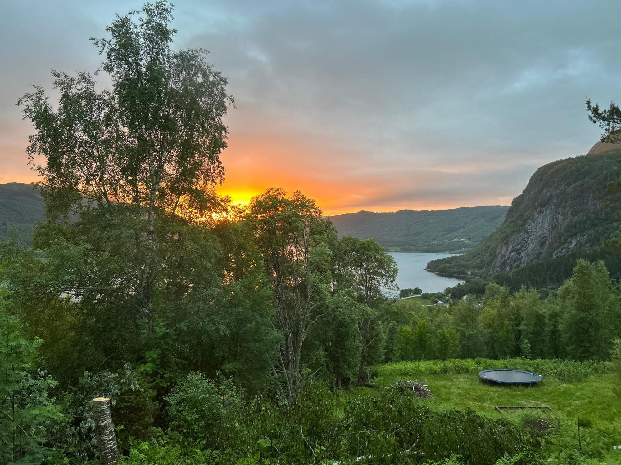 Stille Og Fredelig Ved Fjord Og Fjell Valsøybotn Extérieur photo