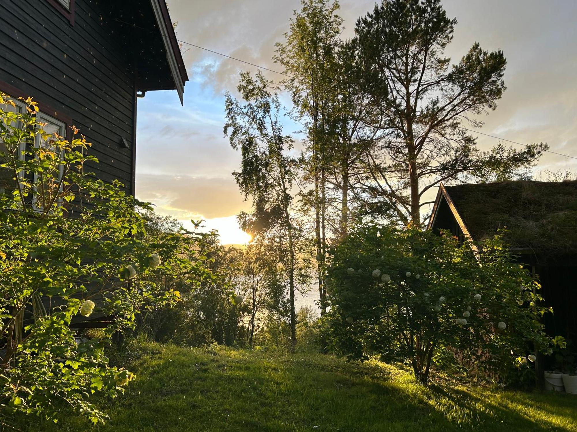 Stille Og Fredelig Ved Fjord Og Fjell Valsøybotn Extérieur photo